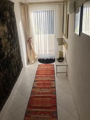 Outro; luz natural, chão de azulejo