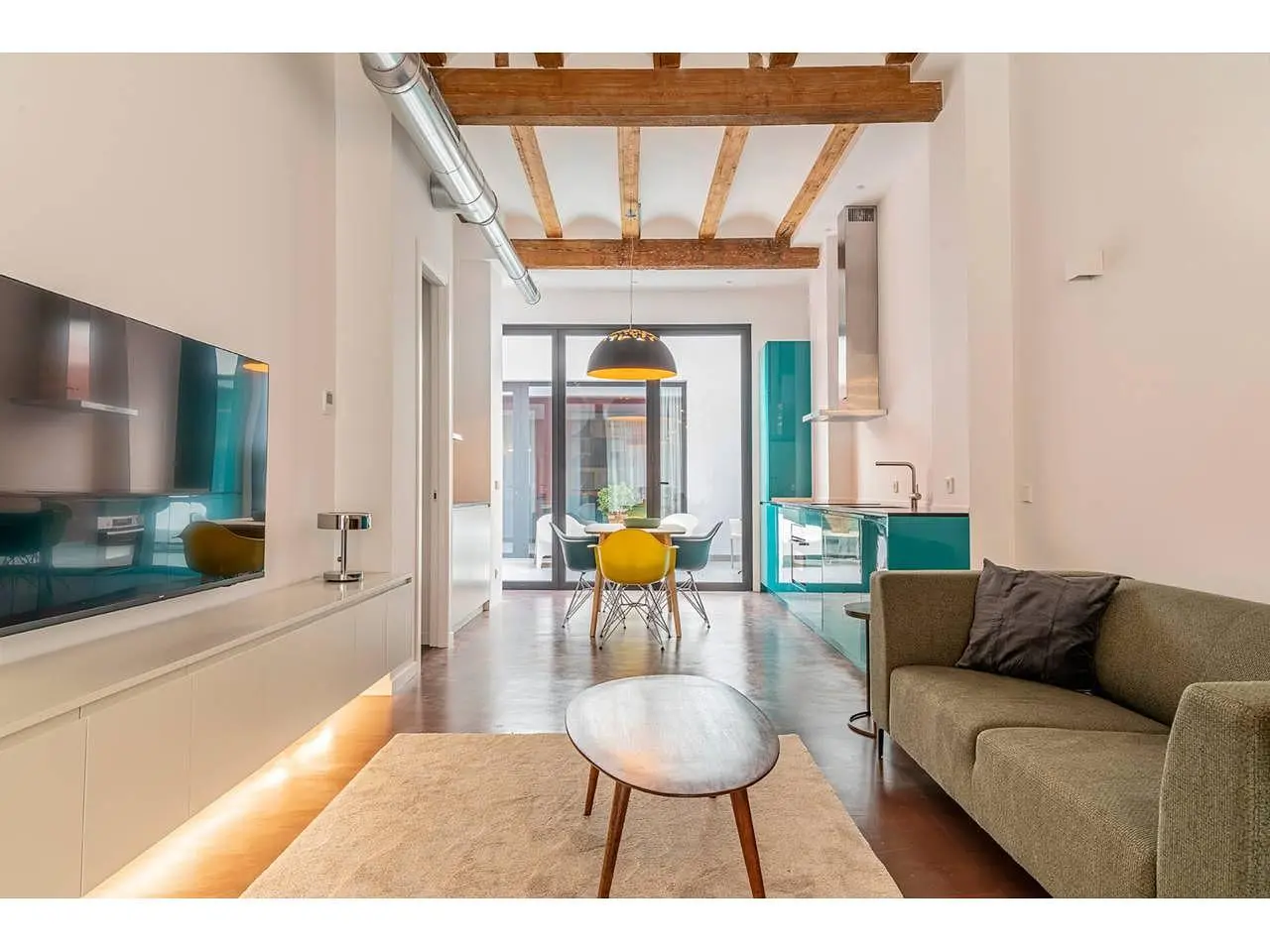 Oturma odası; ahşap kirişler, modern stil, doğal ışık