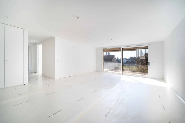 Sala de estar; luz natural, precisa de renovação