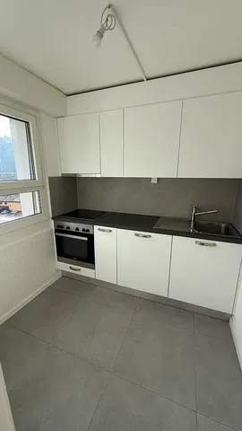 Cozinha; eletrodomésticos, chão de azulejo, luz natural