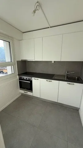 Cocina; electrodomésticos, suelo de baldosas, luz natural