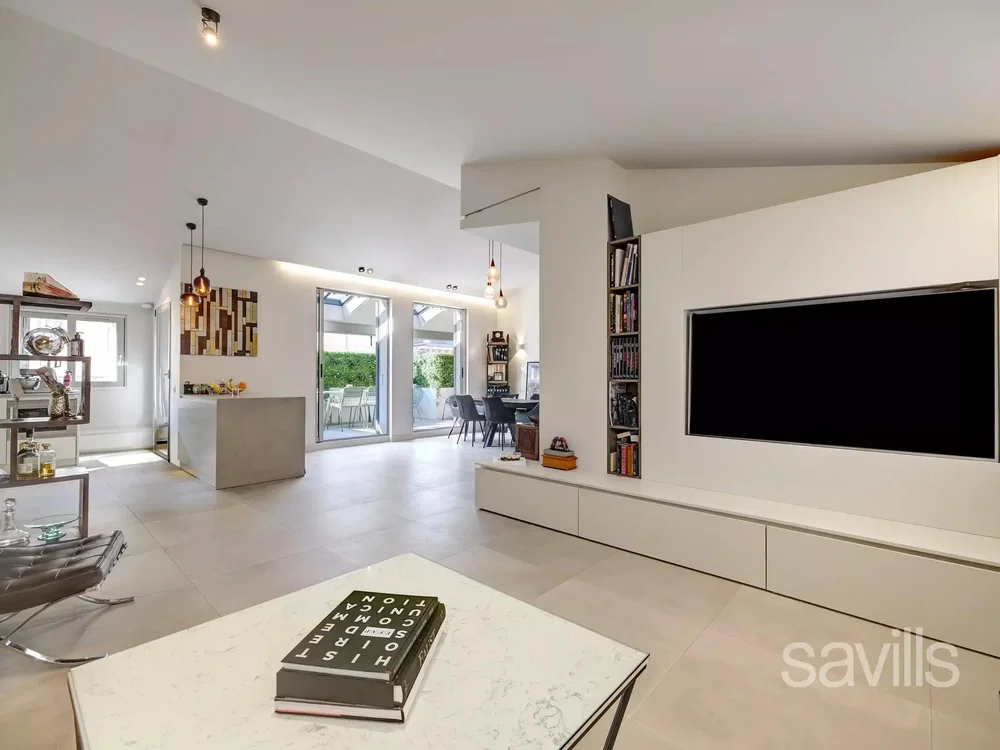 Wohnzimmer; fliesenboden, tageslicht, moderner stil