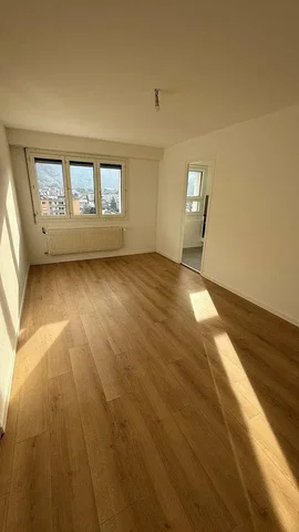 Dormitorio; vista, suelo de madera, luz natural
