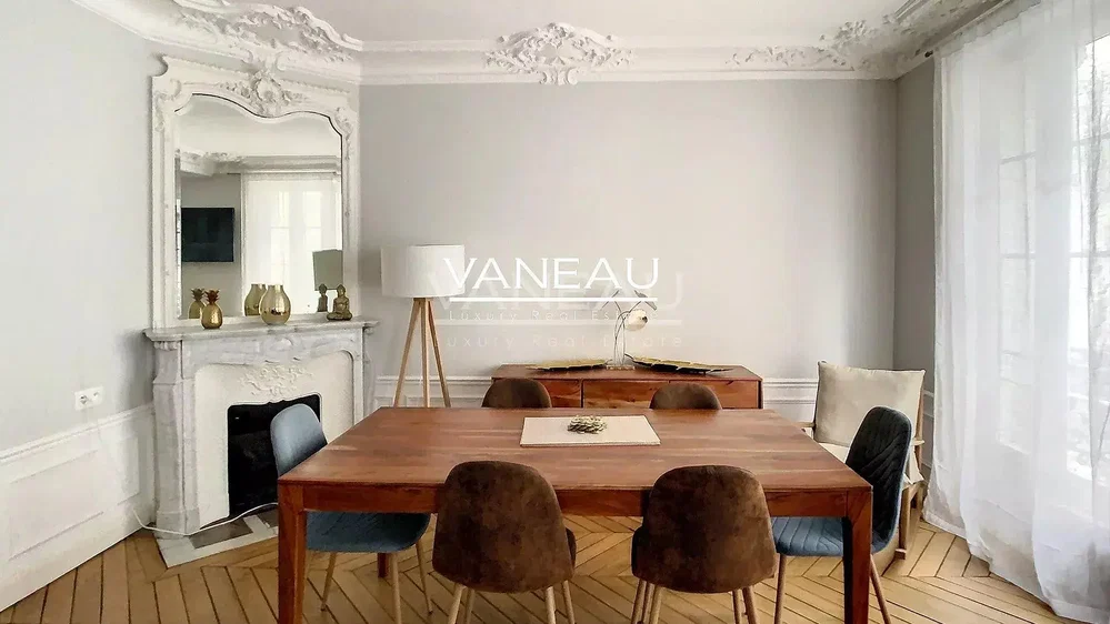 Sala de estar; chão de madeira, lareira, luz natural, estilo moderno