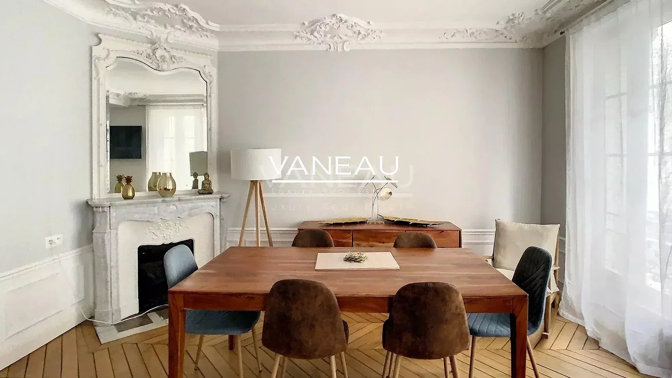 Sala de estar; chão de madeira, lareira, luz natural, estilo moderno