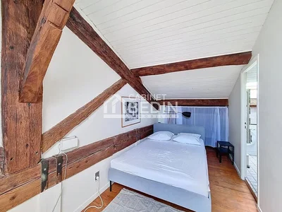 Yatak odası; ahşap kirişler, ahşap zemin, rustik stil