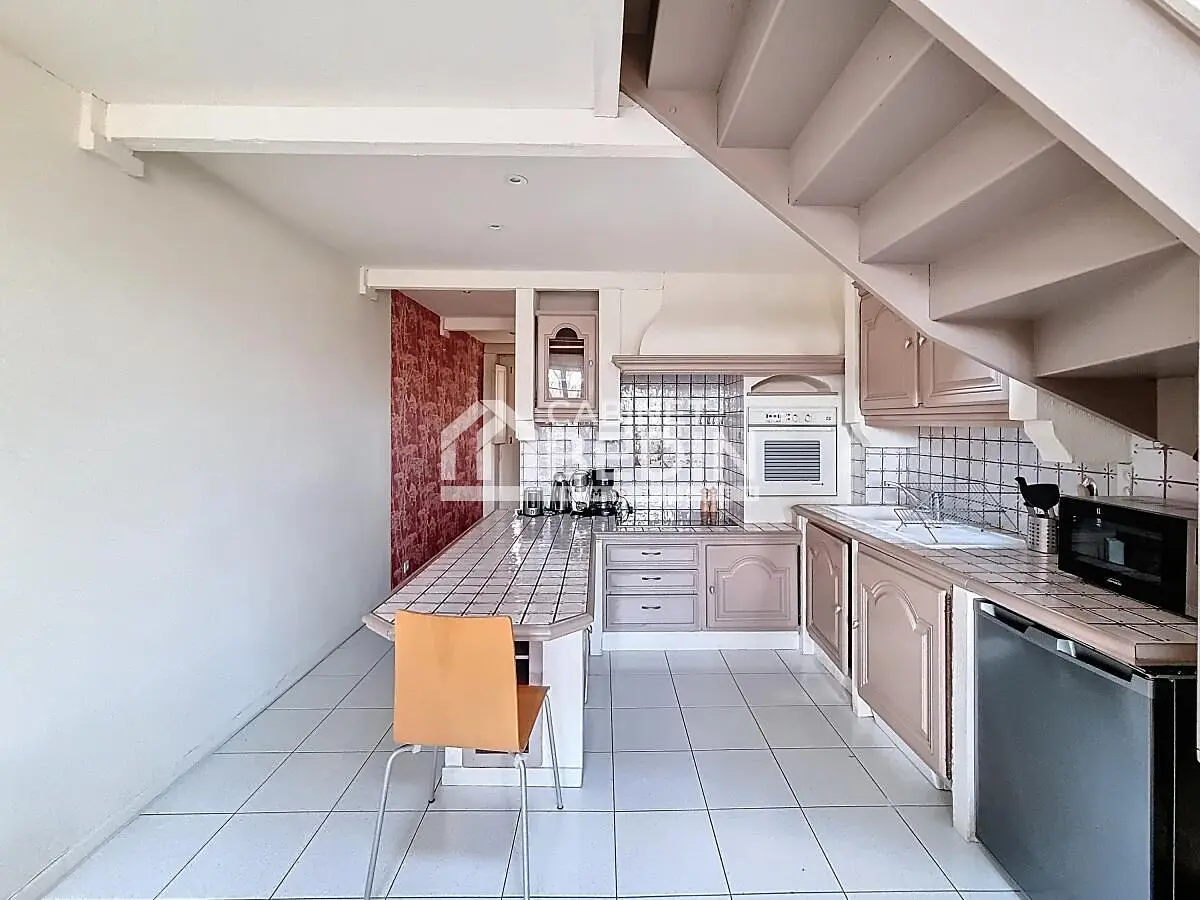 Mutfak; fayans zemin, mutfak aletleri