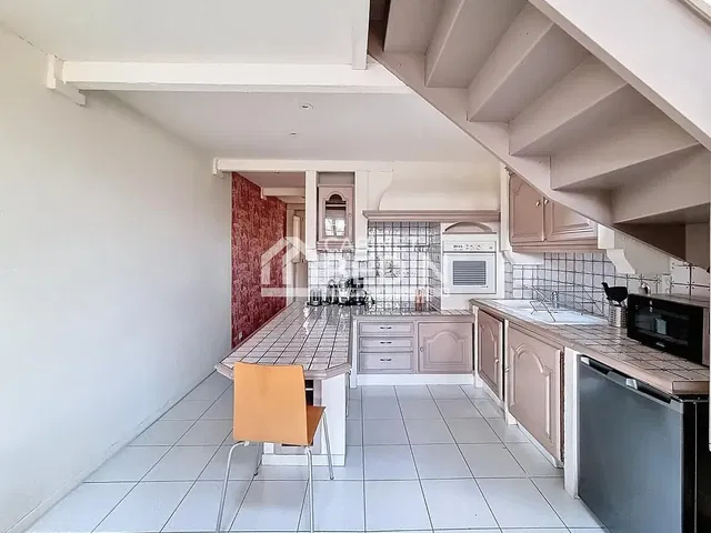 Küche; fliesenboden, küchengeräte