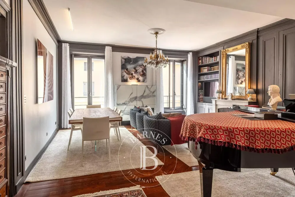 Oturma odası; ahşap zemin, doğal ışık, modern stil