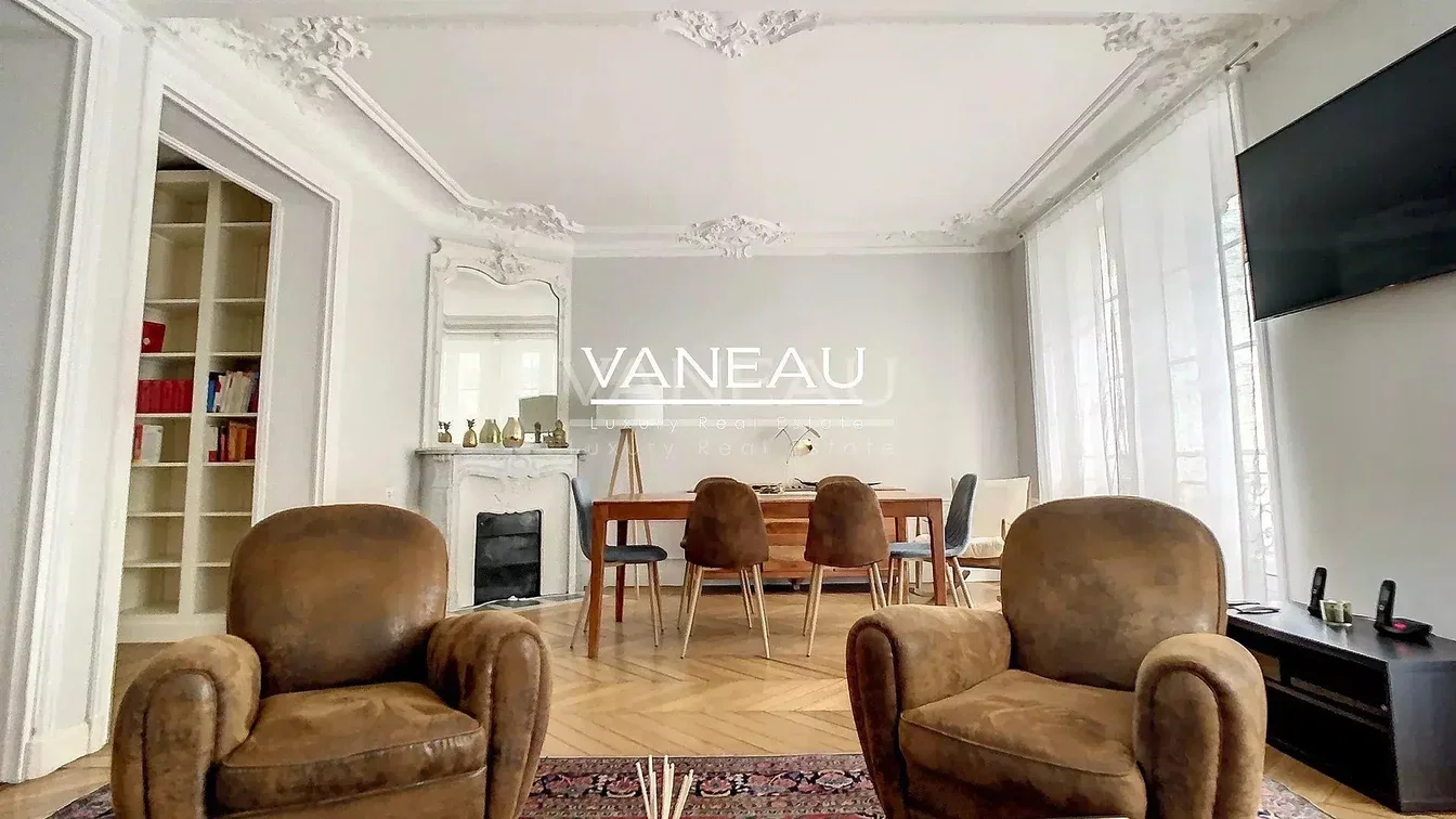 Oturma odası; şömine, ahşap zemin, doğal ışık, modern stil