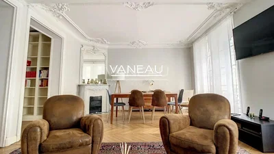 Wohnzimmer; kamin, holzboden, tageslicht, moderner stil