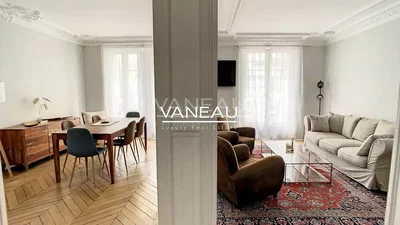 Oturma odası; ahşap zemin, doğal ışık, modern stil