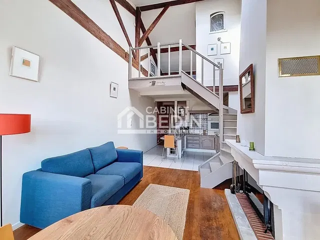 Wohnzimmer; holzbalken, holzboden, tageslicht, moderner stil