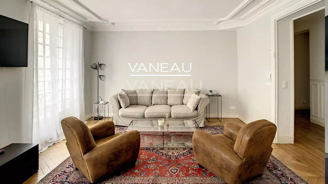 Oturma odası; doğal ışık, ahşap zemin, modern stil