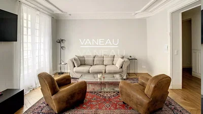 Sala de estar; luz natural, chão de madeira, estilo moderno