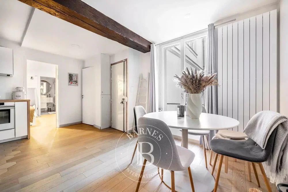 Кухиња; дрвени под, природно светло, модерни стил