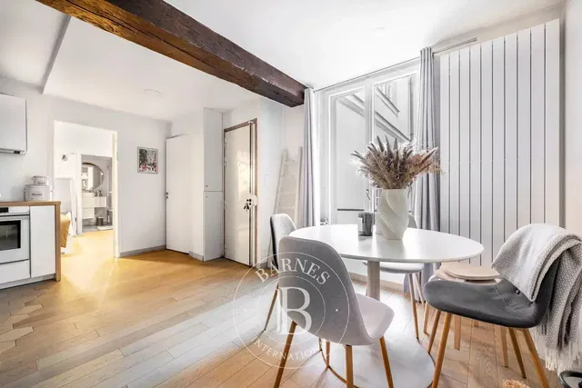 Kuchnia; podłoga drewniana, światło dzienne, styl nowoczesny