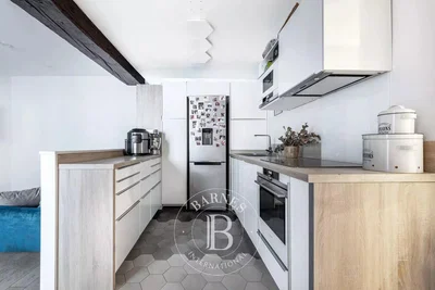 Кухиња; кухињски апарати, модерни стил, дрвене греде, плочице, природно светло