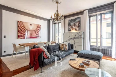 Oturma odası; ahşap zemin, doğal ışık, modern stil, manzara