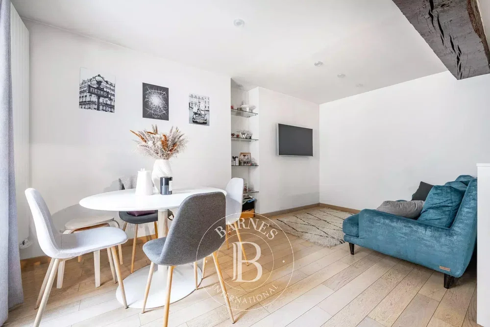 Дневна соба; модерни стил, дрвени под, природно светло