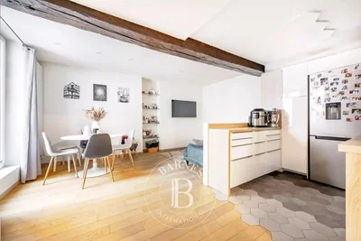 Кухиња; плочице, дрвени под, природно светло, модерни стил, кухињски апарати