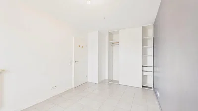 Yatak odası; fayans zemin, doğal ışık