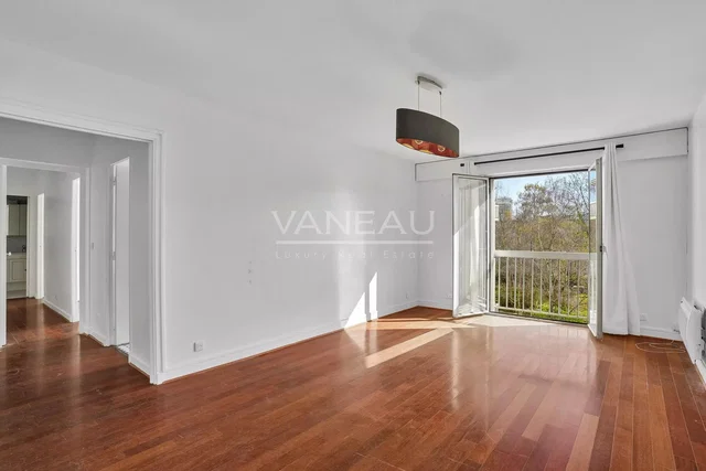 Salon; vue, parquet, lumière naturelle