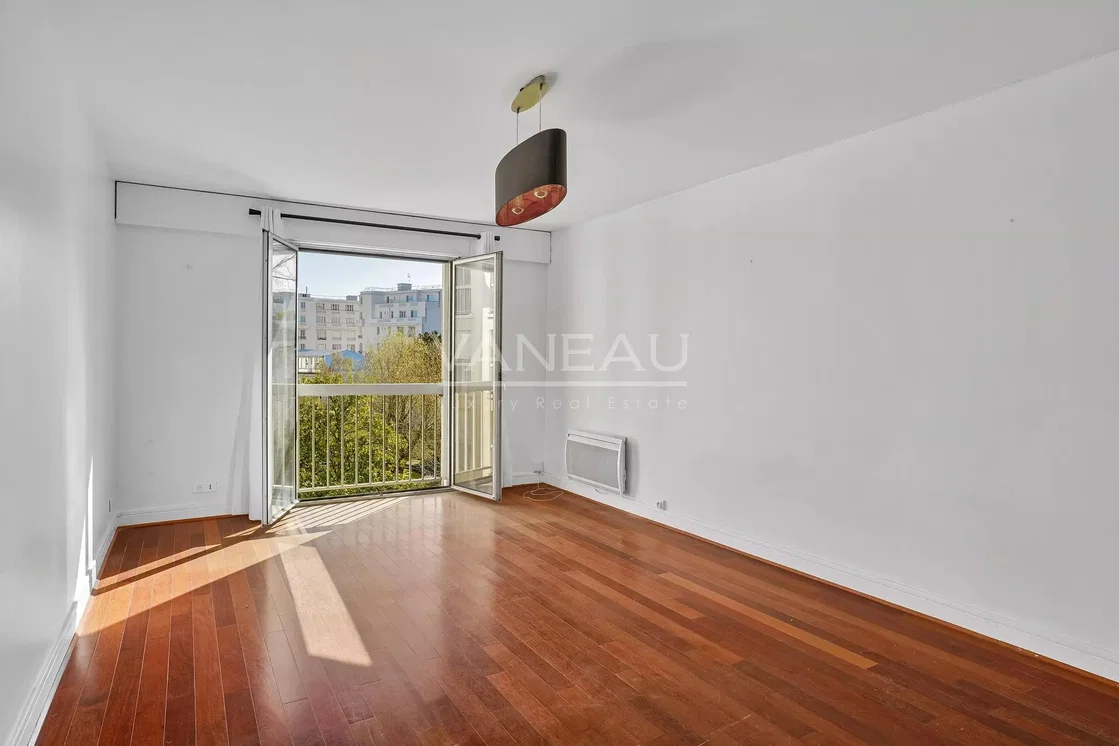 Salon; vue, parquet, lumière naturelle