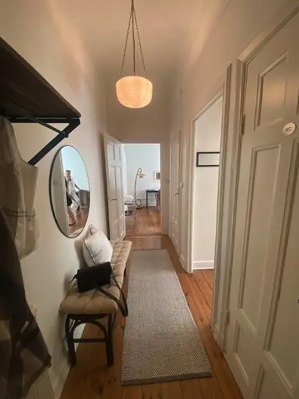 Vestiaire; lumière naturelle, parquet