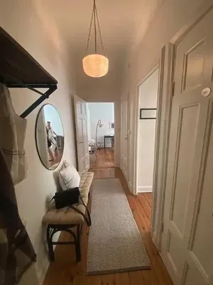 Vestiaire; lumière naturelle, parquet