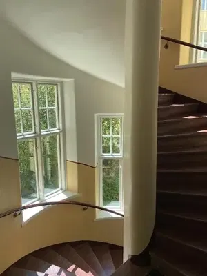 Maison et environs; lumière naturelle, vue