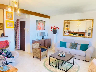 Oturma odası; doğal ışık, modern stil