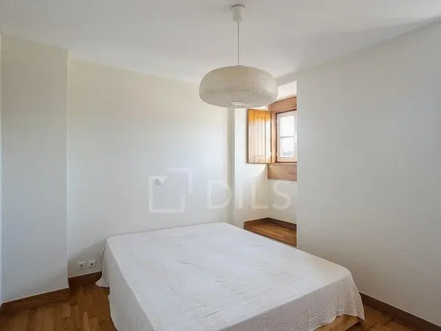 Schlafzimmer; holzboden, tageslicht