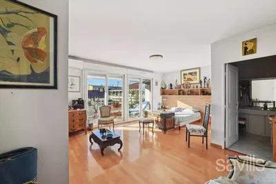 Oturma odası; manzara, ahşap zemin, doğal ışık, rustik stil