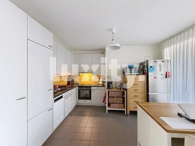 Cocina; electrodomésticos, suelo de baldosas, luz natural, estilo moderno