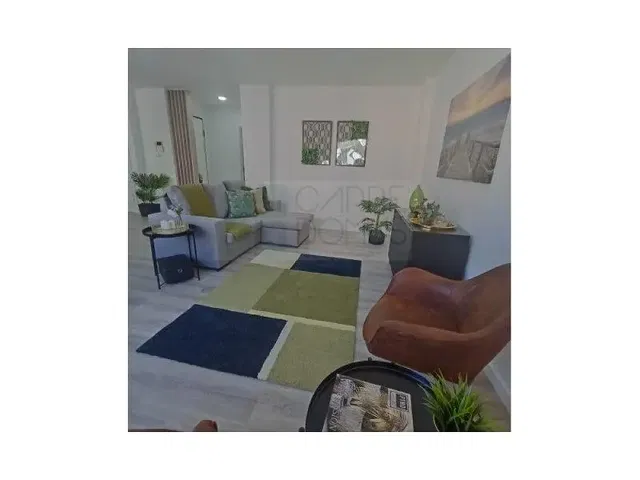 Wohnzimmer; tageslicht, moderner stil, holzboden