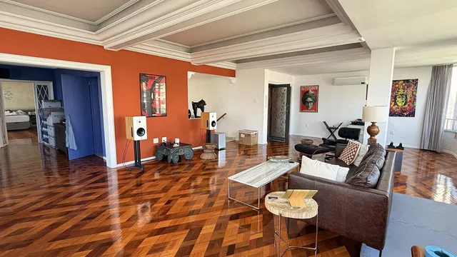 Sala de estar; chão de madeira, luz natural, estilo moderno