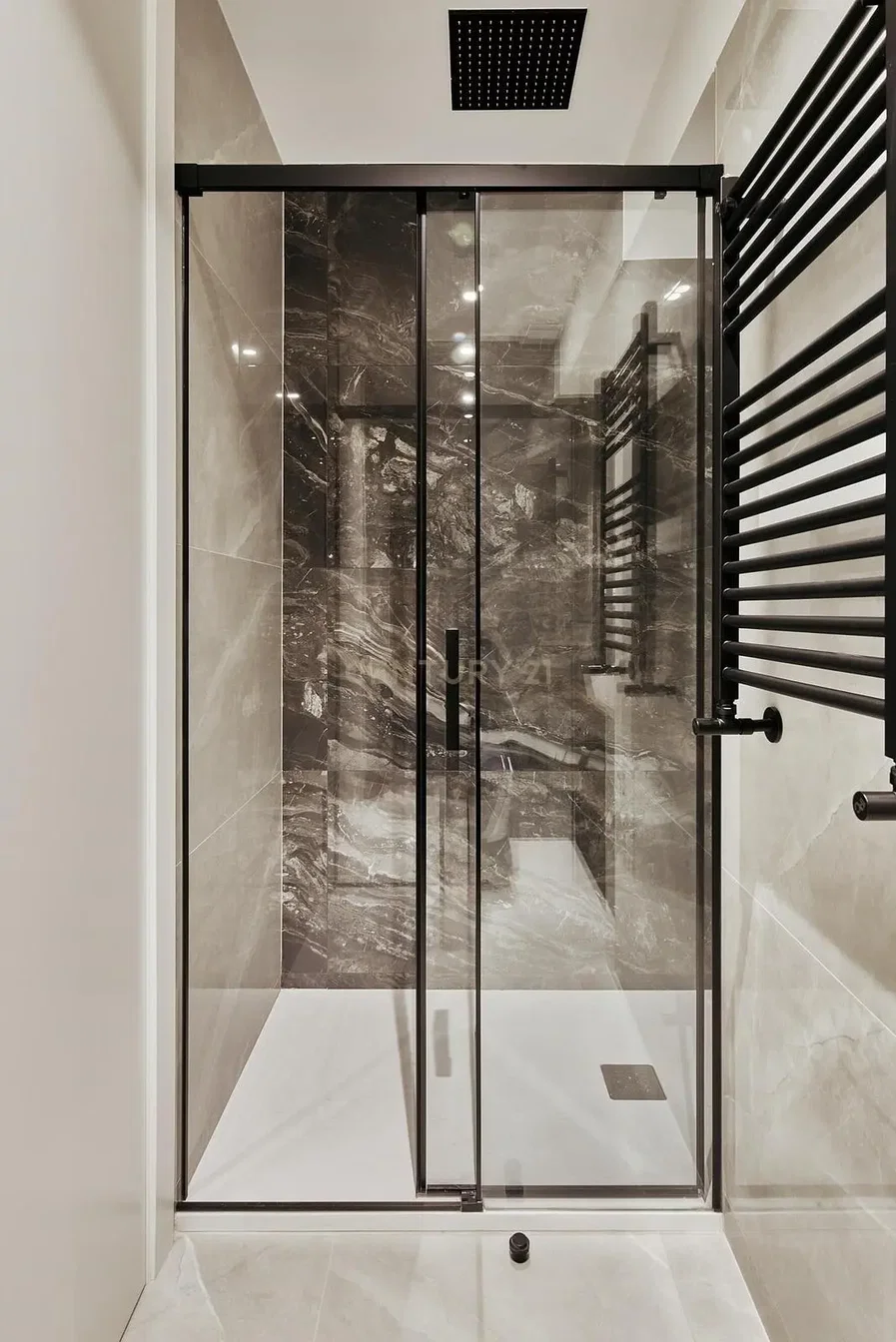 Banyo; fayans zemin, tadilatlı, doğal ışık, modern stil