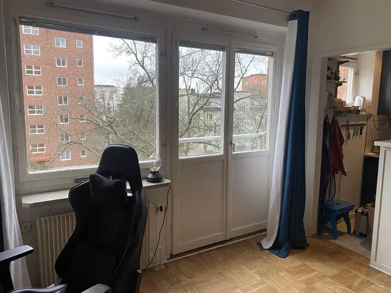 Salon; vue, parquet, lumière naturelle