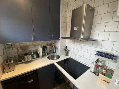 Cuisine; électroménager, carrelage, rénové, lumière naturelle, style moderne