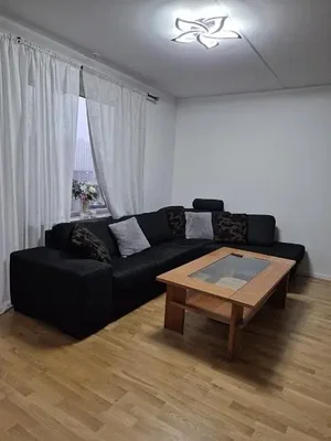 Wohnzimmer; tageslicht, holzboden, moderner stil