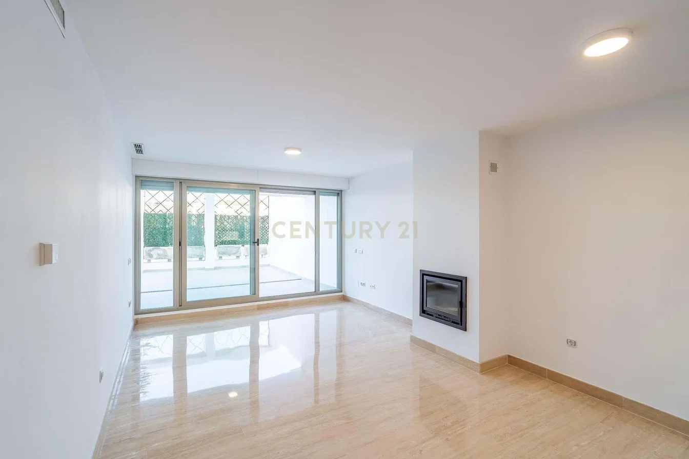 Obývací pokoj; krb, přirozené světlo, dlažba, po rekonstrukci