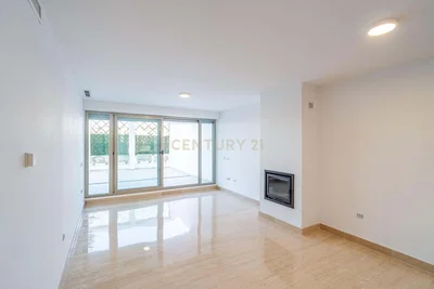 Obývací pokoj; krb, přirozené světlo, dlažba, po rekonstrukci