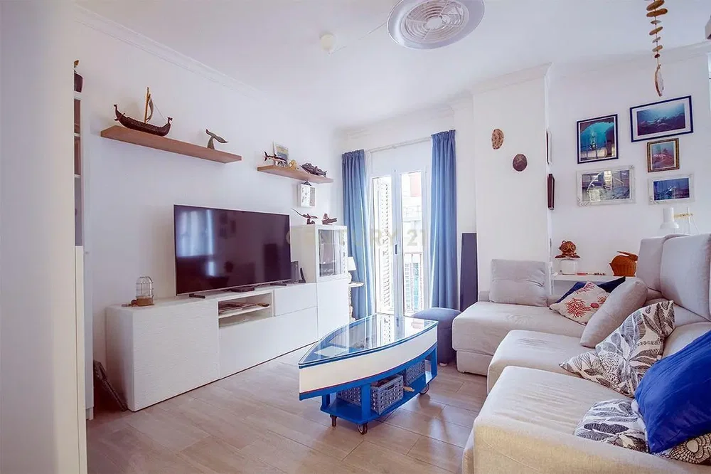 Oturma odası; doğal ışık, modern stil