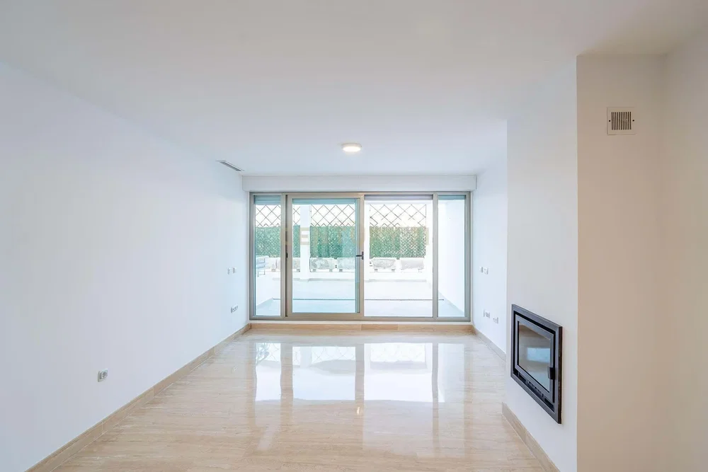 Woonkamer; open haard, tegelvloer, uitzicht, natuurlijk licht
