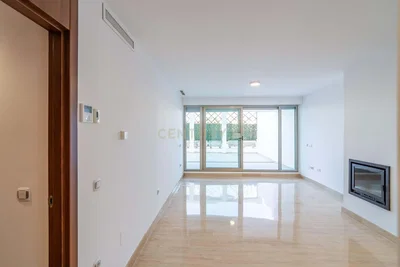 Obývací pokoj; krb, přirozené světlo, dlažba, po rekonstrukci