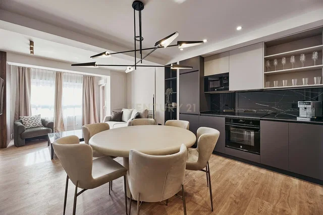 Kuchyně; moderní styl, dřevěná podlaha, přirozené světlo, kuchyňské spotřebiče