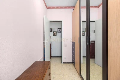 Garderobe; tegelvloer, renovatie nodig