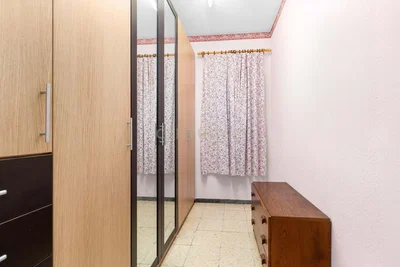 Slaapkamer; houten vloer, tegelvloer