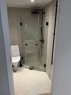 Badezimmer; fliesenboden, tageslicht, renoviert